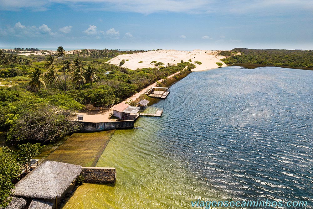 Lagoa das Almécegas, água doce cercada de coqueiros — Lagoinha CE